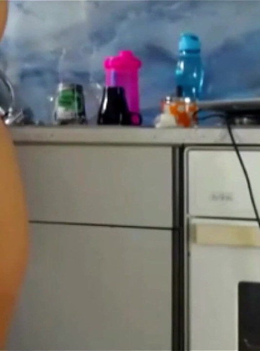 Mutfakta büyük fantezilerini keşfediyor | Cızırtılı bir twerk
