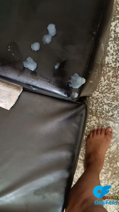 Aku suka bila jiran aku buang aku ke atas katil dan naik atas badan aku, kemudian memasukkan kote hitam tebal dan besarnya ke dalam aku… | Klip 1