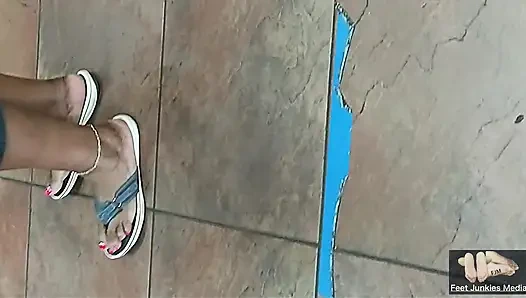 Krankenschwester jasmin doe hat nach der arbeit heiße stinkende füße N nackte lange zehennägel