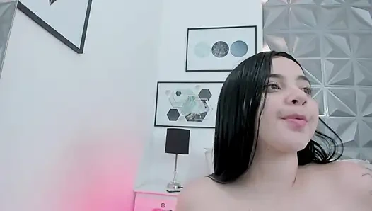 İri göğüslü Latin genç kız aynanın önünde dildo emiyor. (Anahi Ruiz web kamerası gösterisi 2)