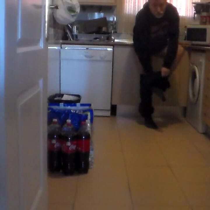 ジョンは台所の床のあちこちで小便をしている