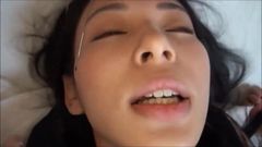 Une Japonaise jouit d'un massage de la tête