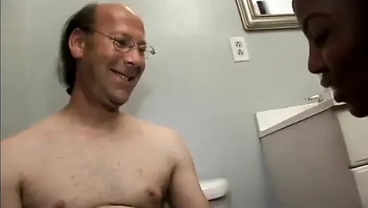 Seksi zenci hatun azgın yaşlı beyaz adamın yarağını sıvazlıyor