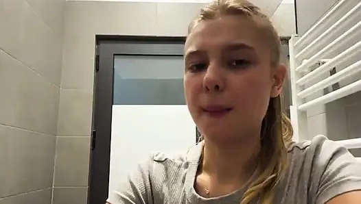 Creampie Pussy. Muncrat di depan umum dan fingering