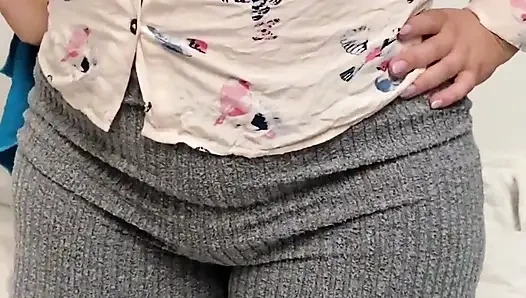 Orta yaşlı seksi üvey annem yoga pantolonu içinde güzel götünü temizliyor ve zıplatıyor