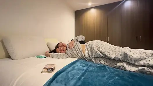 Я трую свою мокрую и горячую киску о киску моего бывшего