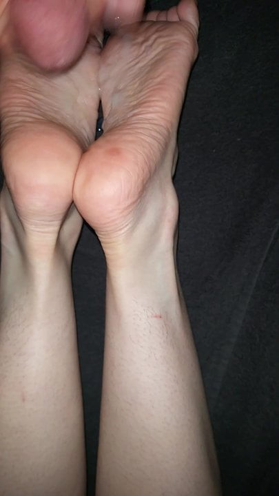 Cum in 25 y. old soft feet, size  35