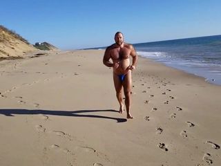 Ağır çekim bikinili plaj koşusu