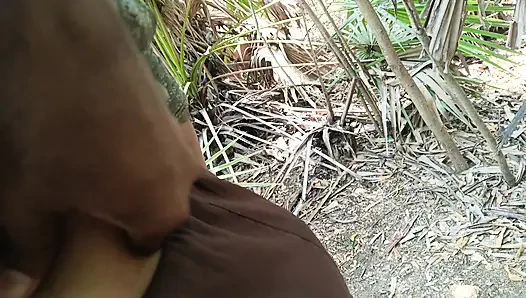 Симпатичная шея лижет на улице, романтика