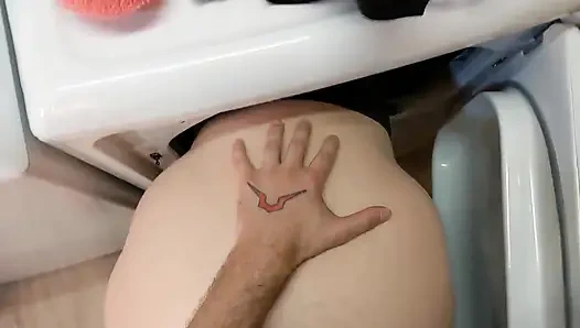 Küçük üvey kız kardeş kurutucuya sıkıştı