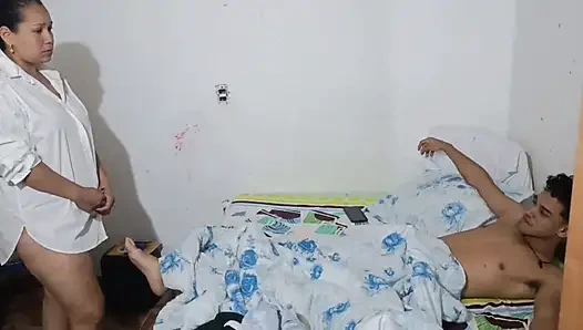 Büyük götlü orta yaşlı seksi kadın gerçek ev yapımı seks yapıyor