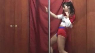 Harley Quinn cosplayer dançando como uma prostituta