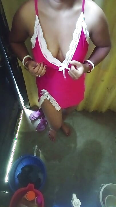 Desi bhabhai washroom MMS  viralvideo
