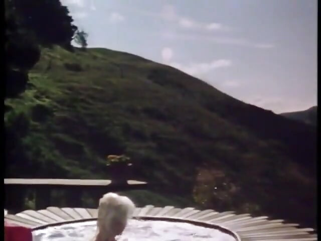 FFM üçlü grup sekste azgın yarak emen sürtük sakso çektikten sonra sikiliyor ve sonra dölleniyor