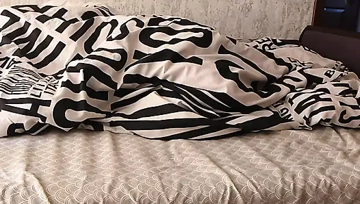 Aku membiarkannya menghabiskan malam dan inilah yang terjadi di pagi hari