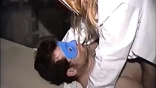 Maskierte milf liebt großen behaarten schwanz im arsch