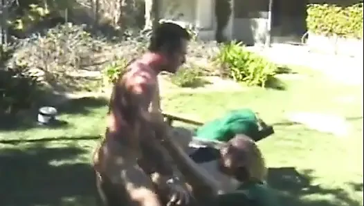 Cewek hot rambut pirang ini lagi asik ngentot kontol besar di luar ruangan sampai kakinya menganga lebar
