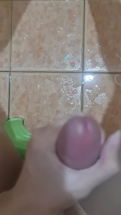 Jerking off in the bath