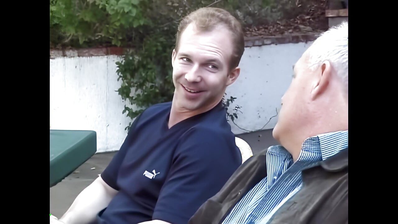 Renee Pornero: Seorang profesional cinta yang bersemangat bercinta keras oleh banyak kancing besar