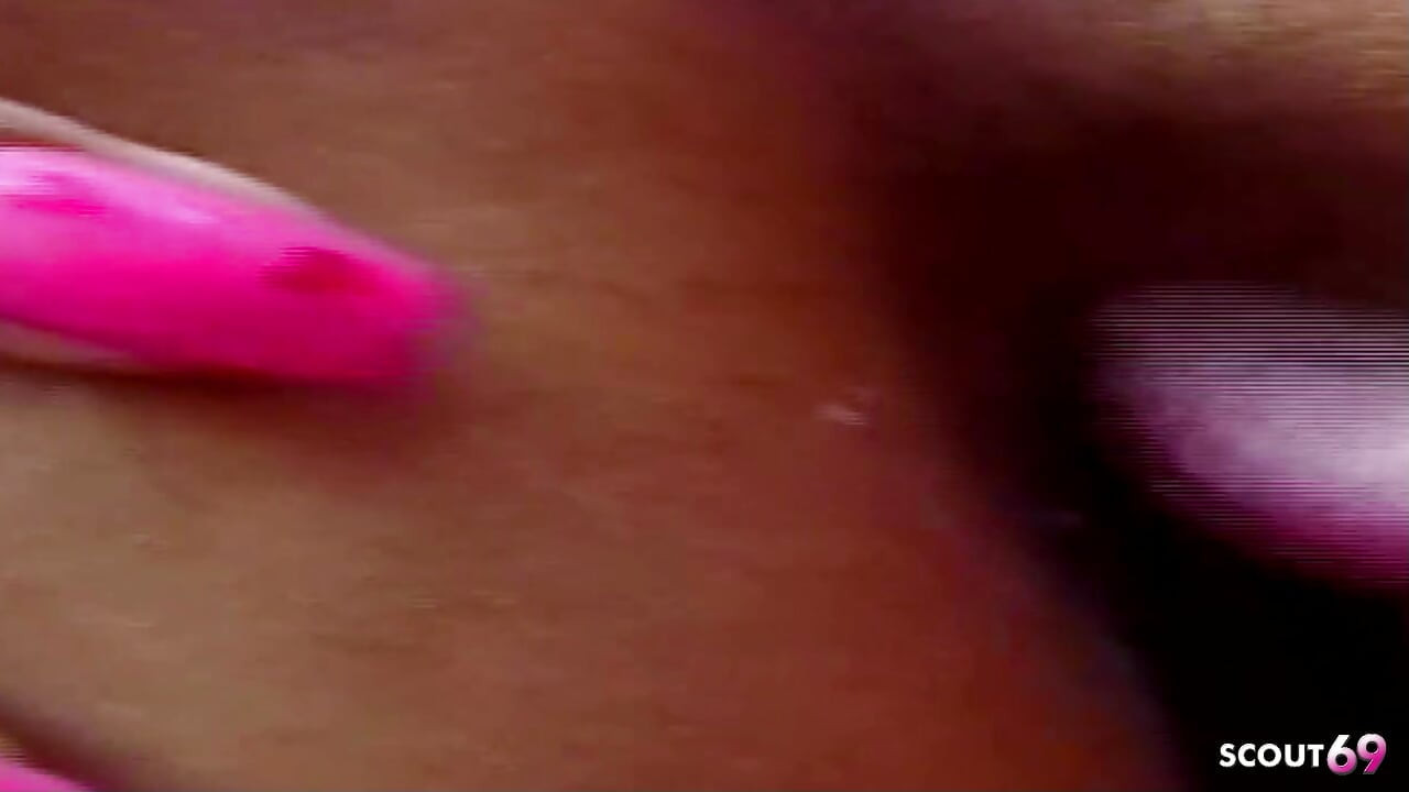 सुनहरे बालों वाली ट्रॅनी की तंग गांड में चुपके से जंगल में चुदाई