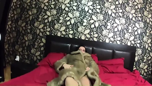 Spermaspiel im pelzmantel & strumpfhosen, blowjob-fantasie mit dem geschenk meines chefs