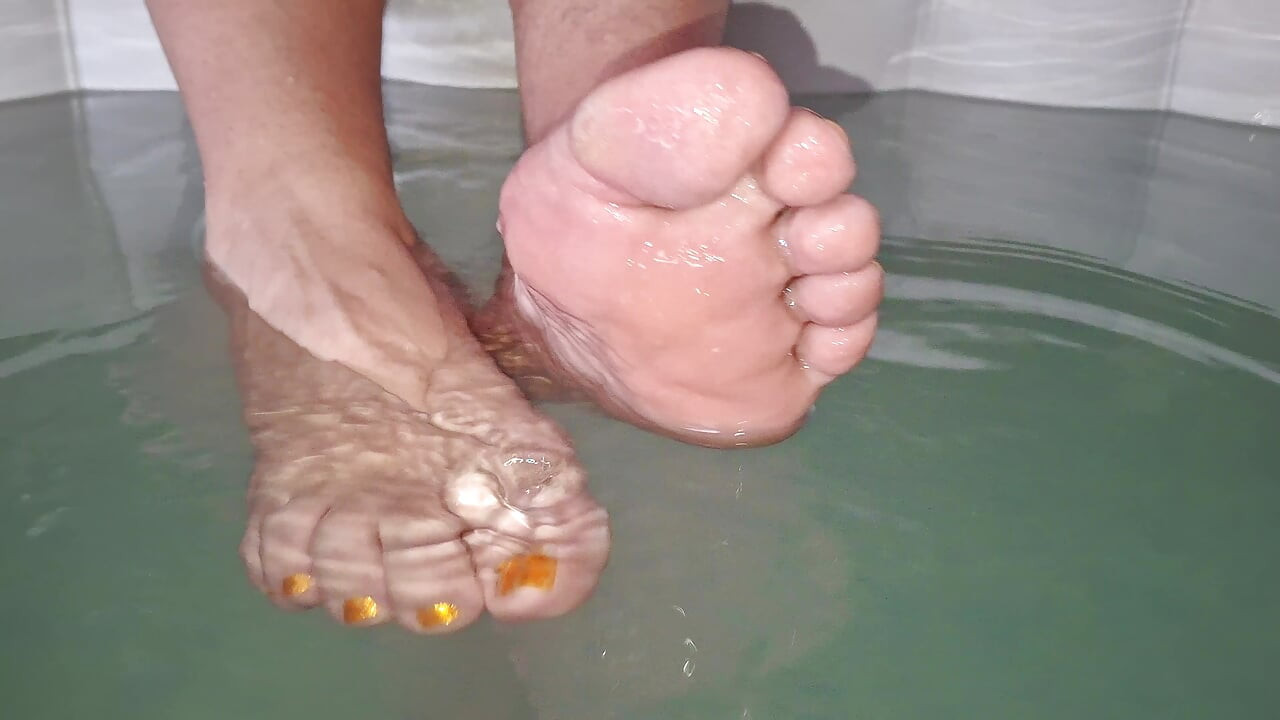 핫한 욕조에서 튀는 동안 맨발로 나를 괴롭히는 그녀