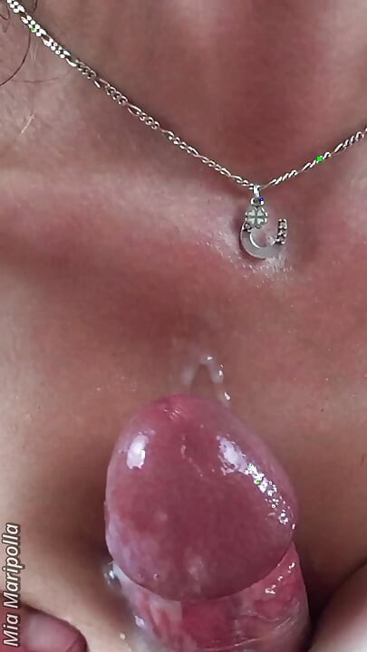 Дразнещ кур за най-голямото изпразване между циците ми, което някога съм имал