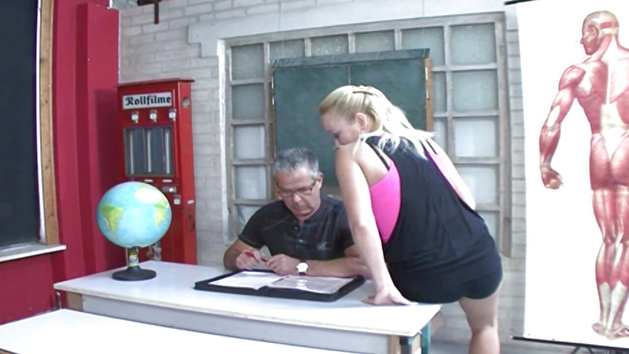 Çekici sarışın Alman genç kız sınıfta üçlü sekste sikiliyor