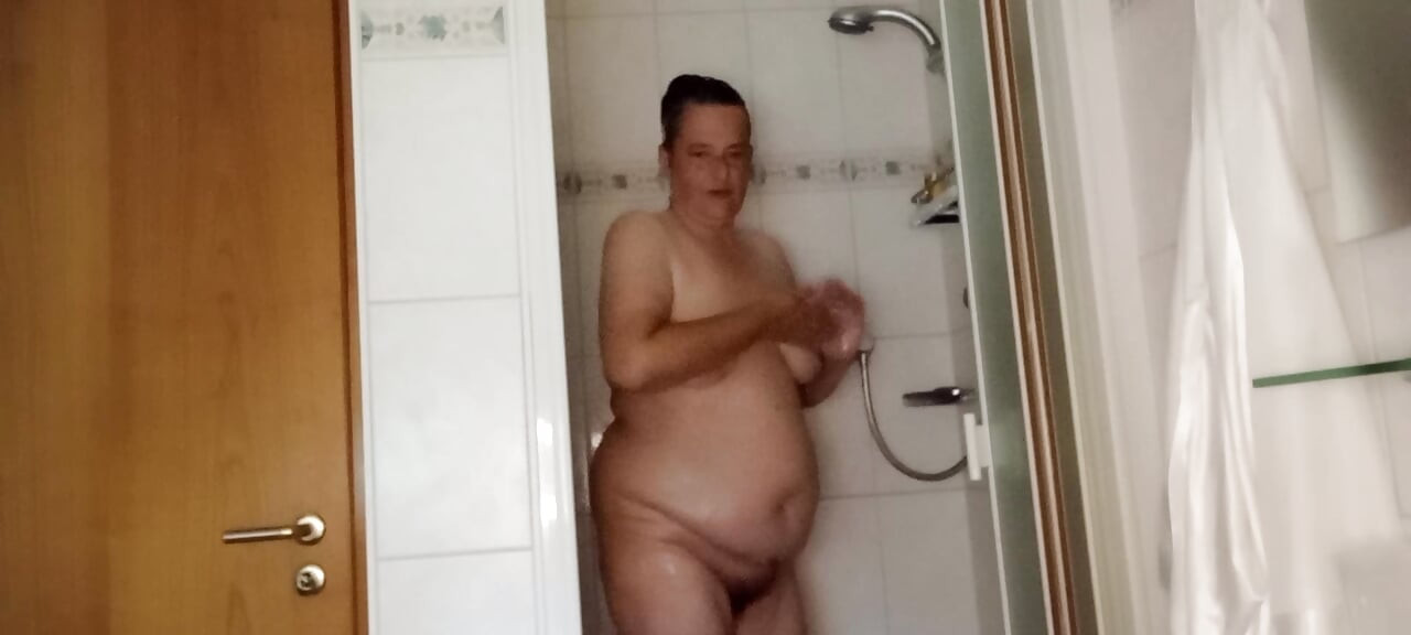 太ったドイツのBBWが巨大な体にオイルを塗る - シャワー後の超ツヤと滑り