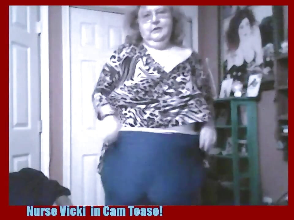 ¡La enfermera Vicki hace las cámaras para ti en su habitación y muestra mis tetas en la sala de estar!