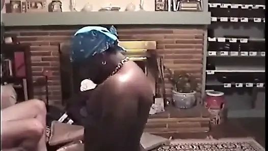 Olgun orta yaşlı seksi kadın eş değiştirmeli grup seks sırasında büyük zenci yarağını emiyor