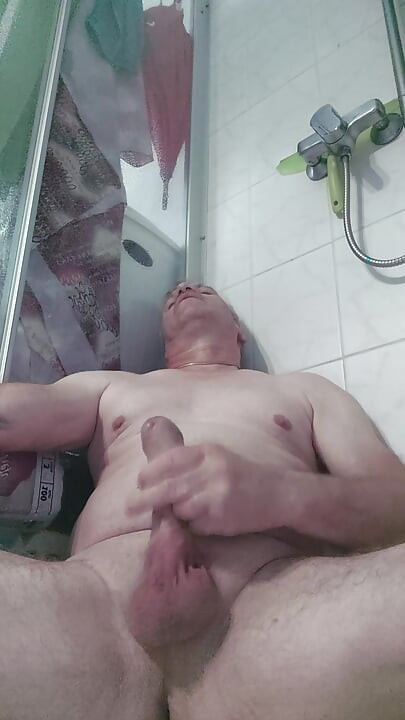 Napaljen pod tušem