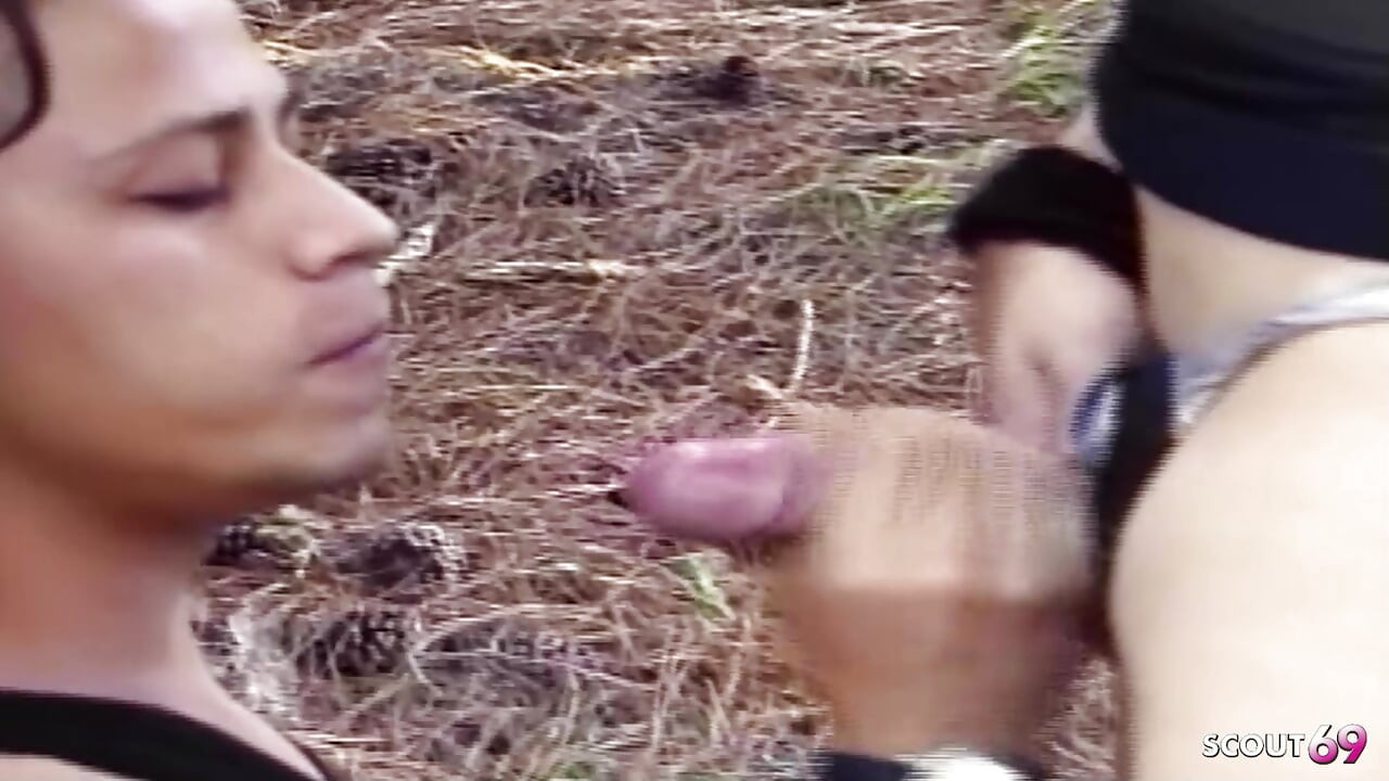 Ξανθιά τραβεστί δίνει στους άντρες το χείλος και τους γαμάει πρωκτικά σε εξωτερικό χώρο