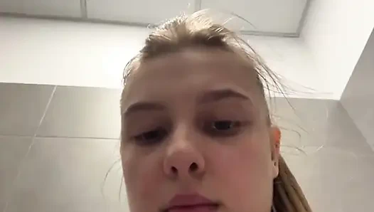 Aku lagi asik fingering lubang pantatku di mall