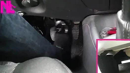 Membangkam dengan knalpot di flat balet hitam