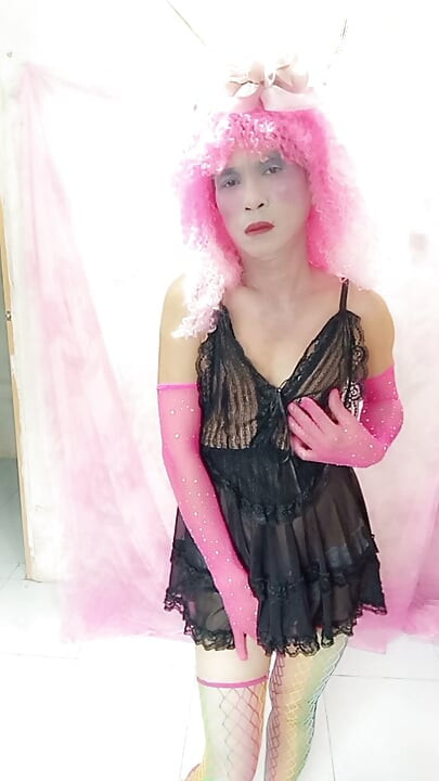 Oanh Le transgender seksi kıyafetler giymiş ve penisini bıçaklıyor