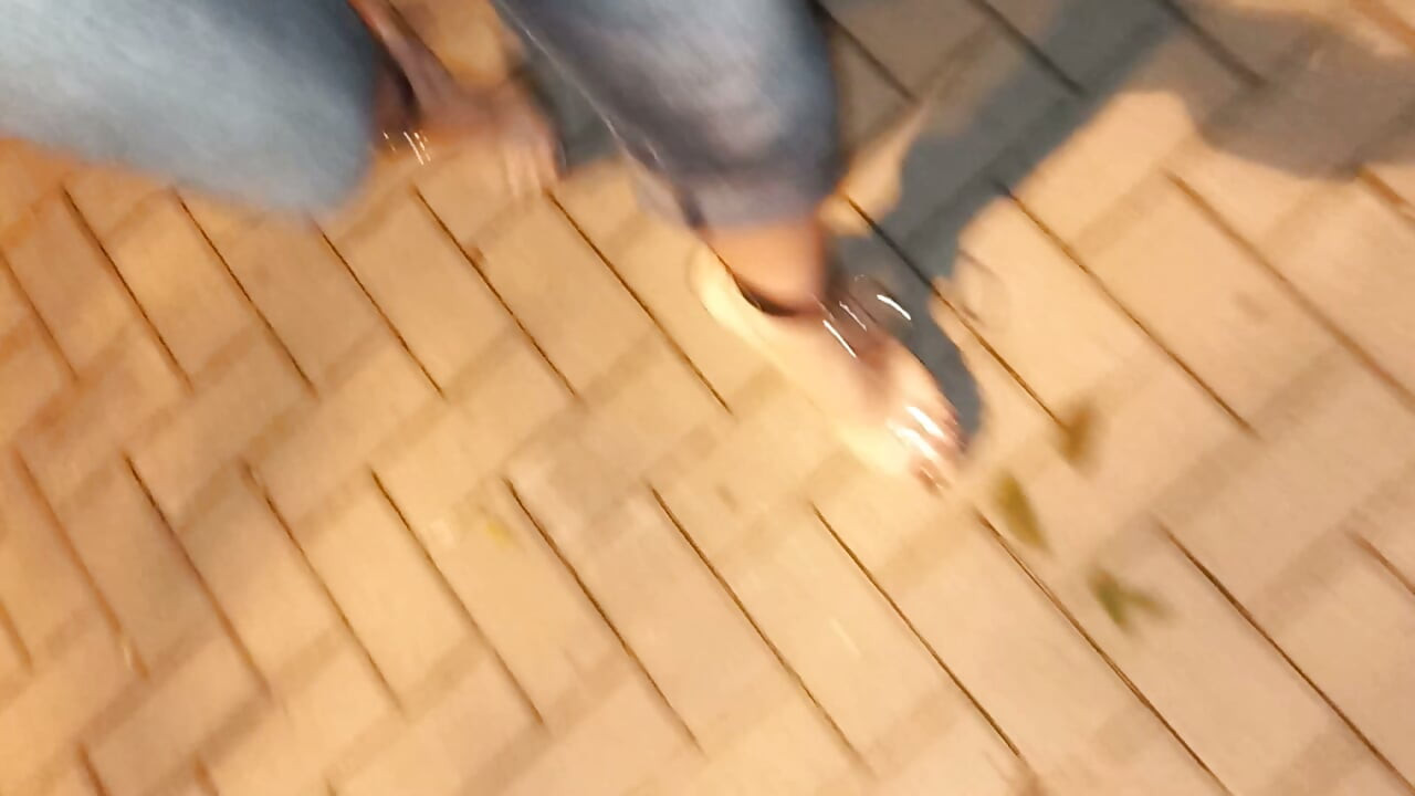 ترنس‌لباس‌پوش با کفش پاشنه‌بلند و حلقه‌های مچ پا