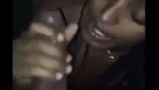 Эфиопская эритрейская женщина сосет хуй, пока не кончит в рот