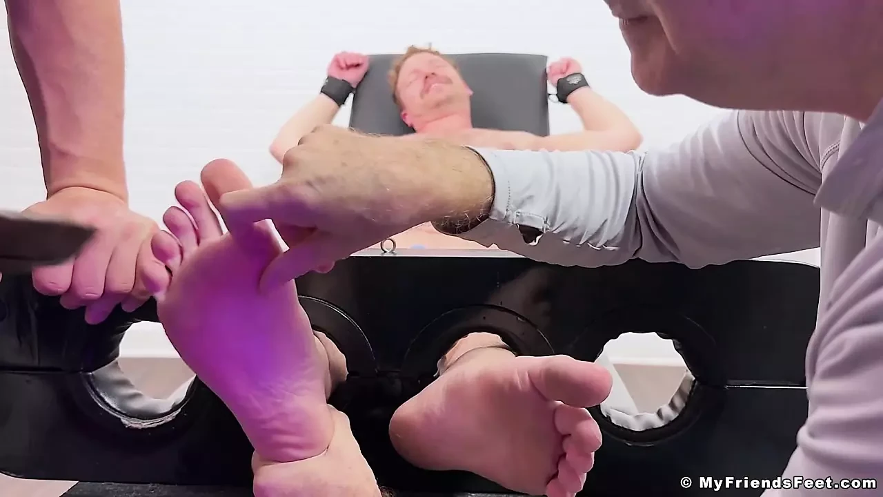 Myfriendsfeet: Russ se ríe duro mientras sus dominados Dan y Girth hacen cosquillas en sus pies grandes