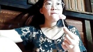 Une Asiatique sexy excitée montre sa chatte, son cul et ses seins 4