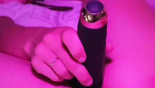 Cewek sange ini lagi asik muasin lubang pantatnya pakai mainan seks baru - solo anal