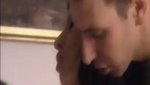 Esmer Alman orta yaşlı seksi kadın nostaljik iki kadın bir erkek üçlü grup sekste paylaşılıyor