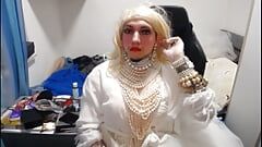 Jonge bruid travestiet uit Kroatië die zich aftrekt met parels en make-up