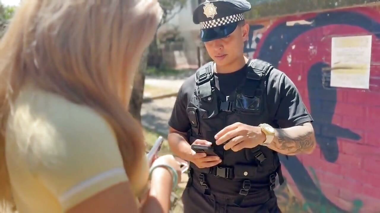 Boa garota é fodida por policial corrupto em troca da liberdade - Dilan Clavijo
