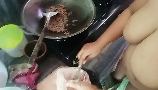 Menelanjangi ibu mertua yang sedang memasak