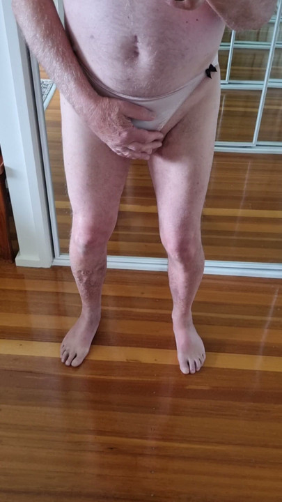 Pequeña polla en lindas bragas