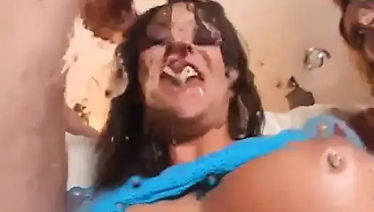 Horny stud enjoy two cuties nice blowie