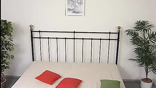 Seks hardcore diikat ke tempat tidur