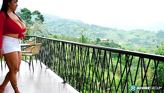 Aly guzman si cewek latina toket besar lagi asik ngentot memeknya sampai muncrat