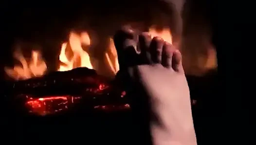 Cewek sange ini menghangatkan kakiku di atas api sampai kontol dan pelermu berkeringat!